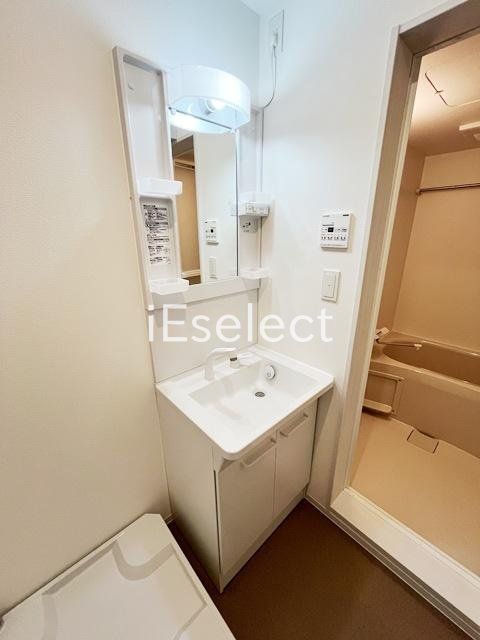 洗面設備　毎朝の準備に便利な独立洗面台です。