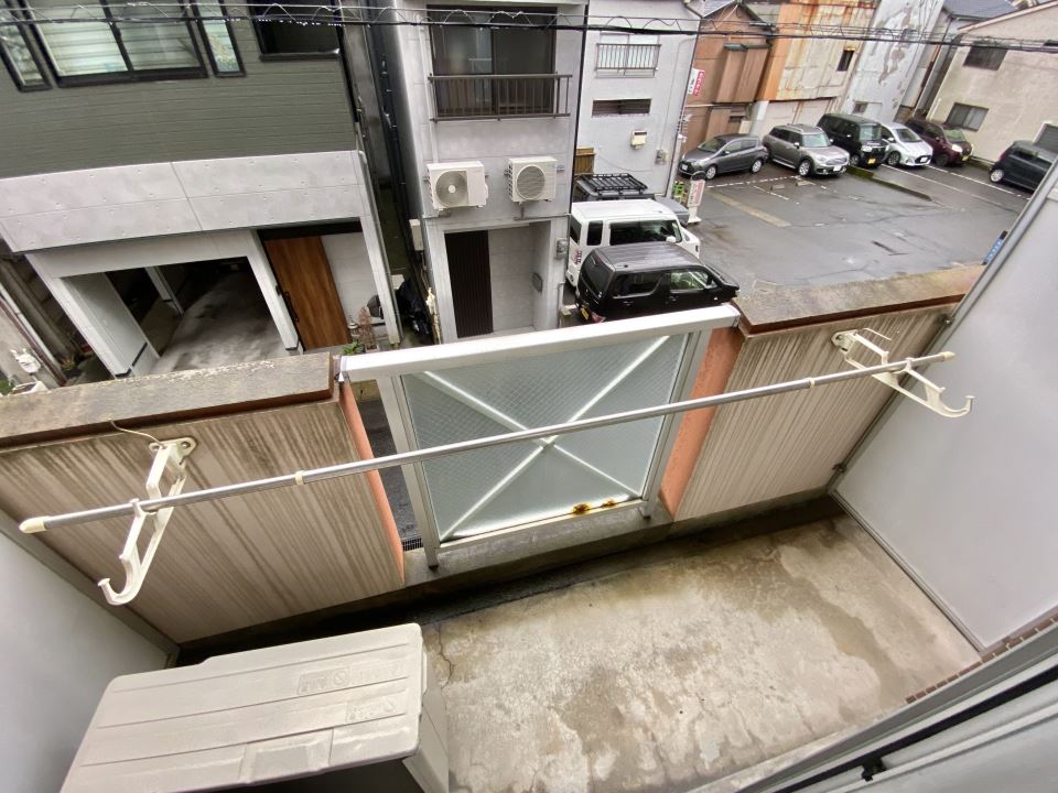 バルコニー　遮蔽物がないので日差しが入ります