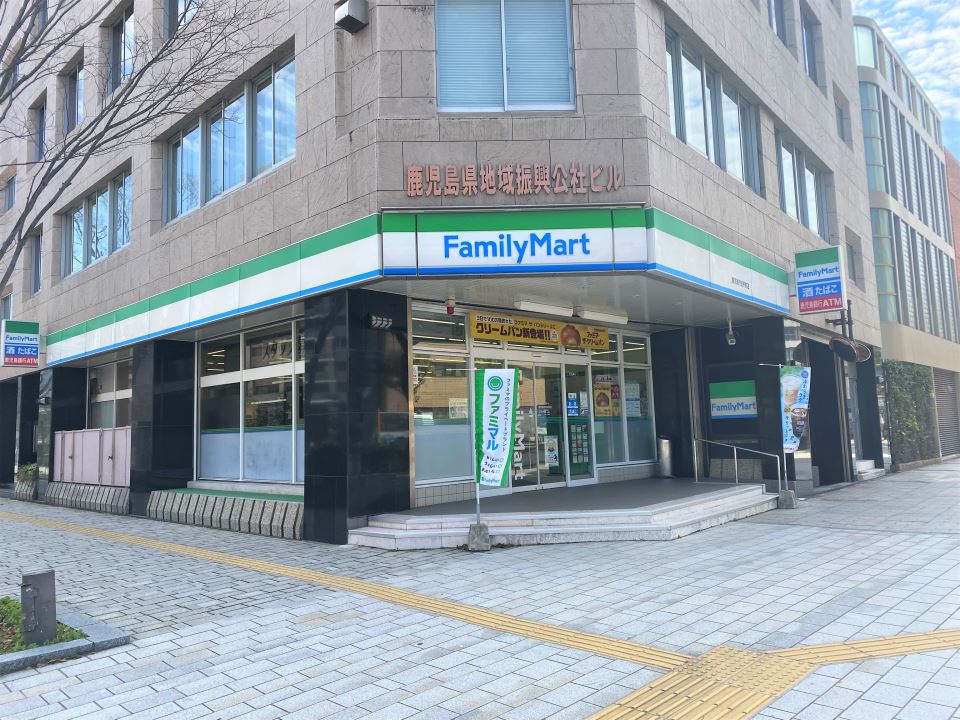 コンビニ　ファミリーマート市役所前店（コンビニ）まで220m