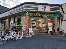 コンビニ　セブンイレブン足立綾瀬1丁目店（コンビニ）まで318m