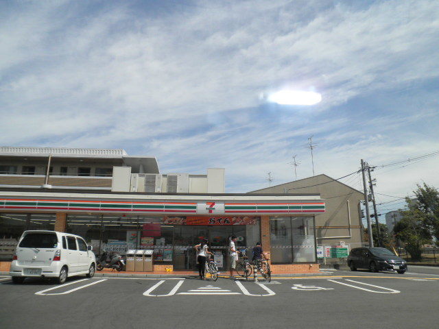 コンビニ　セブンイレブン豊中服部寿町3丁目店（コンビニ）まで301m