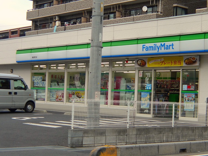 コンビニ　ファミリーマート（コンビニ）まで150m