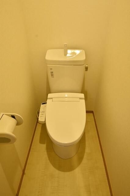 京王線 芦花公園駅 徒歩8分 2階建 築13年のトイレ写真