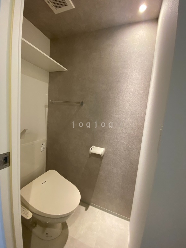 トイレ　嬉しい温水洗浄便座付きのトイレです。