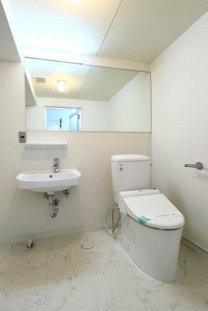 東急東横線 代官山駅 徒歩3分 12階建 築56年のトイレ写真