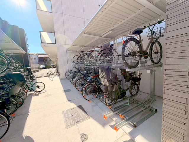 駐車場　敷地内には入居者専用の駐輪スペースもあります。