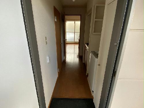 玄関　同タイプ部屋の写真となり設備等は現況と異なる場合があります