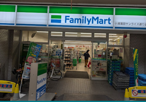 コンビニ　ファミリーマート 小浦蒲田サンライズ通り店（コンビニ）まで617m