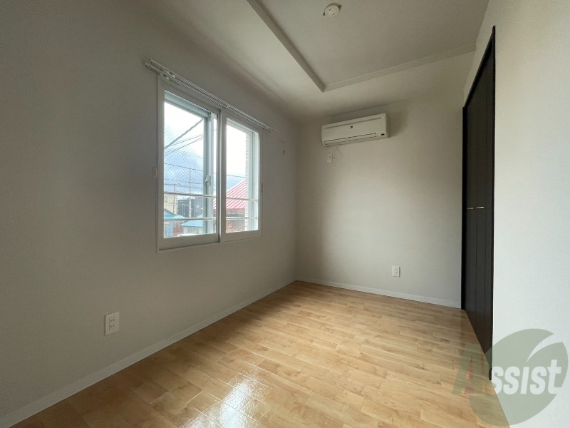 その他部屋・スペース　こちらのお部屋は光が差し込む、温かみのあるお部屋です。