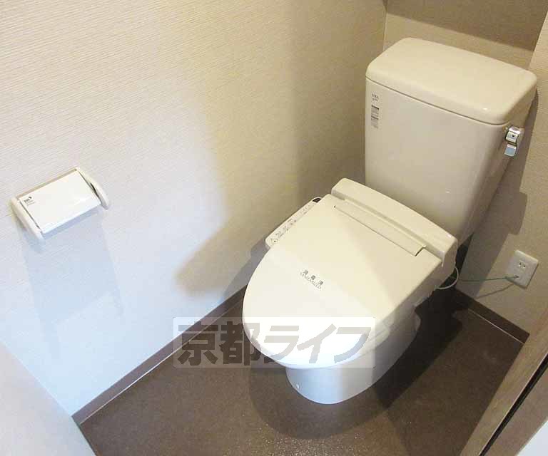 トイレ　嬉しいウォシュレット付きです。