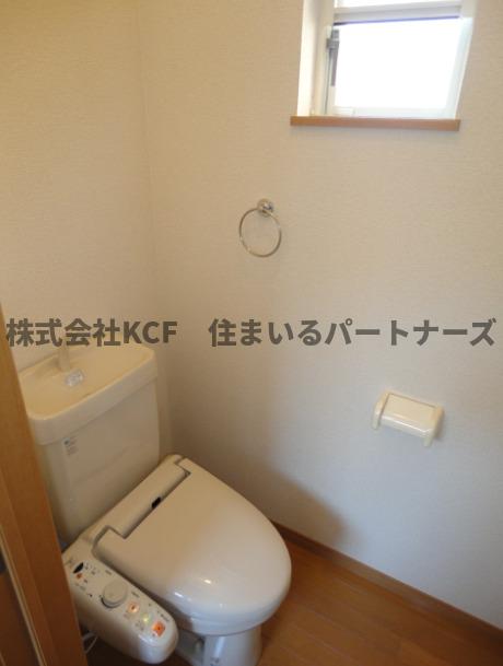 トイレ　落ち着いた色調のトイレです