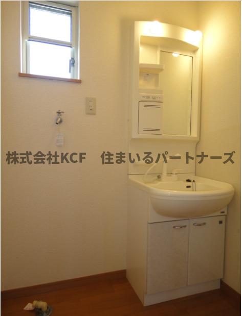 洗面設備　明るい洗面所です
