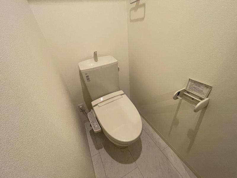 京王線 八幡山駅 徒歩6分 3階建 築11年のトイレ写真