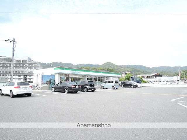 コンビニ　ファミリーマート高知インター店（コンビニ）まで703m