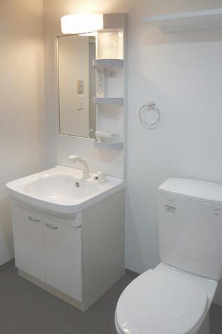 洗面設備　洗面台＆トイレはバスルームと…