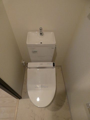 トイレ　温水洗浄便座つきトイレです。