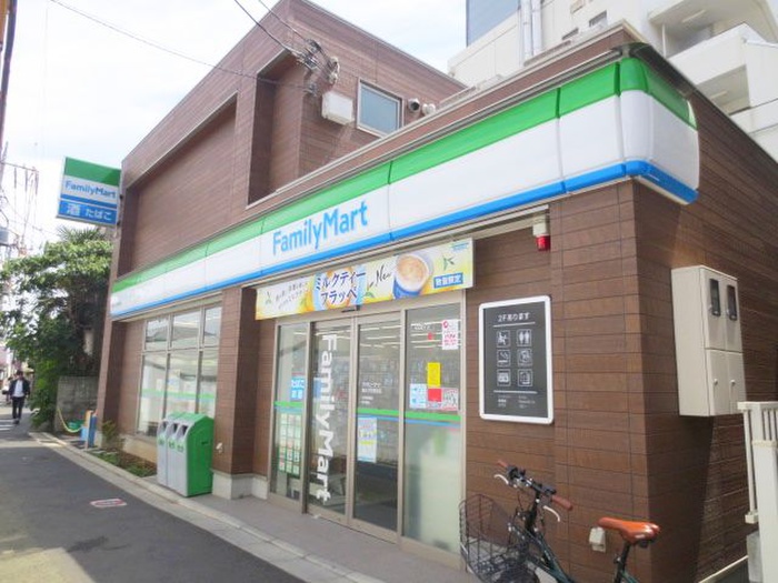 コンビニ　ファミリーマート駒沢大学駅前店（コンビニ）まで94m