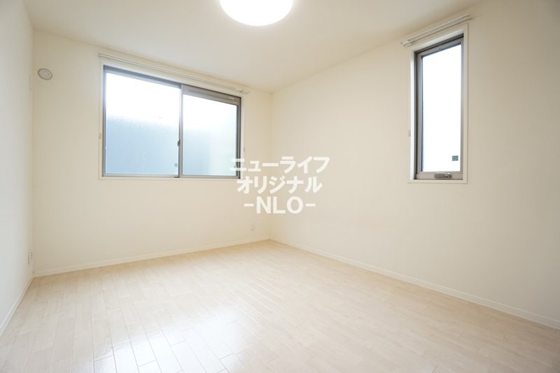 その他部屋・スペース　東側洋室　2面採光で明るく開放感があります☆