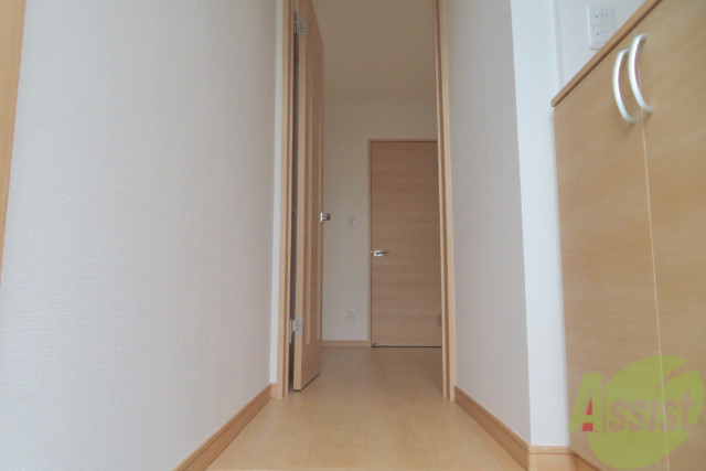 玄関　玄関から撮影しました。お部屋の明るさが伝わりますね。