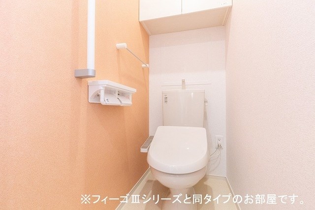 トイレ　温水洗浄便座付きなので快適です。