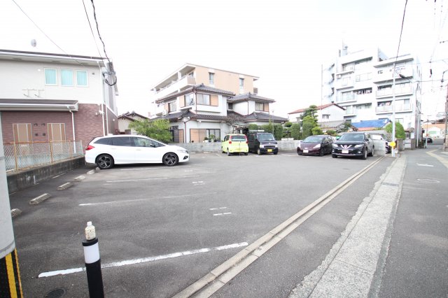 駐車場　駐車場があるので、車を買う予定の方も安心です
