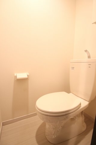 トイレ　落ち着いた色調のトイレです