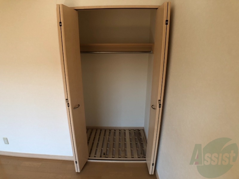 収納　クローゼットは奥行きもあり、荷物が多い方でも安心です。