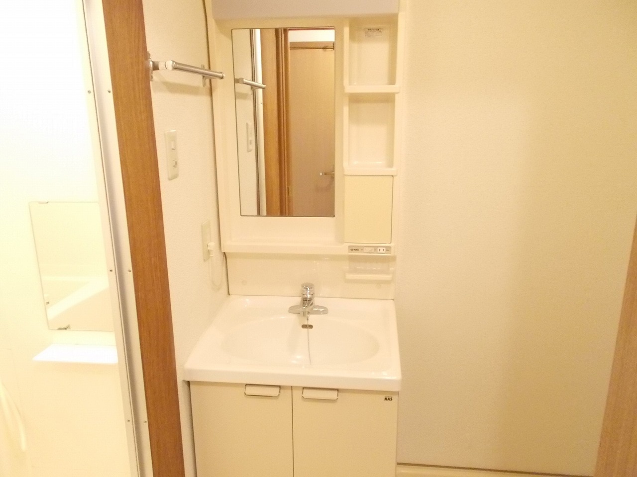 洗面設備　※同建物の別のお部屋の写真です。
