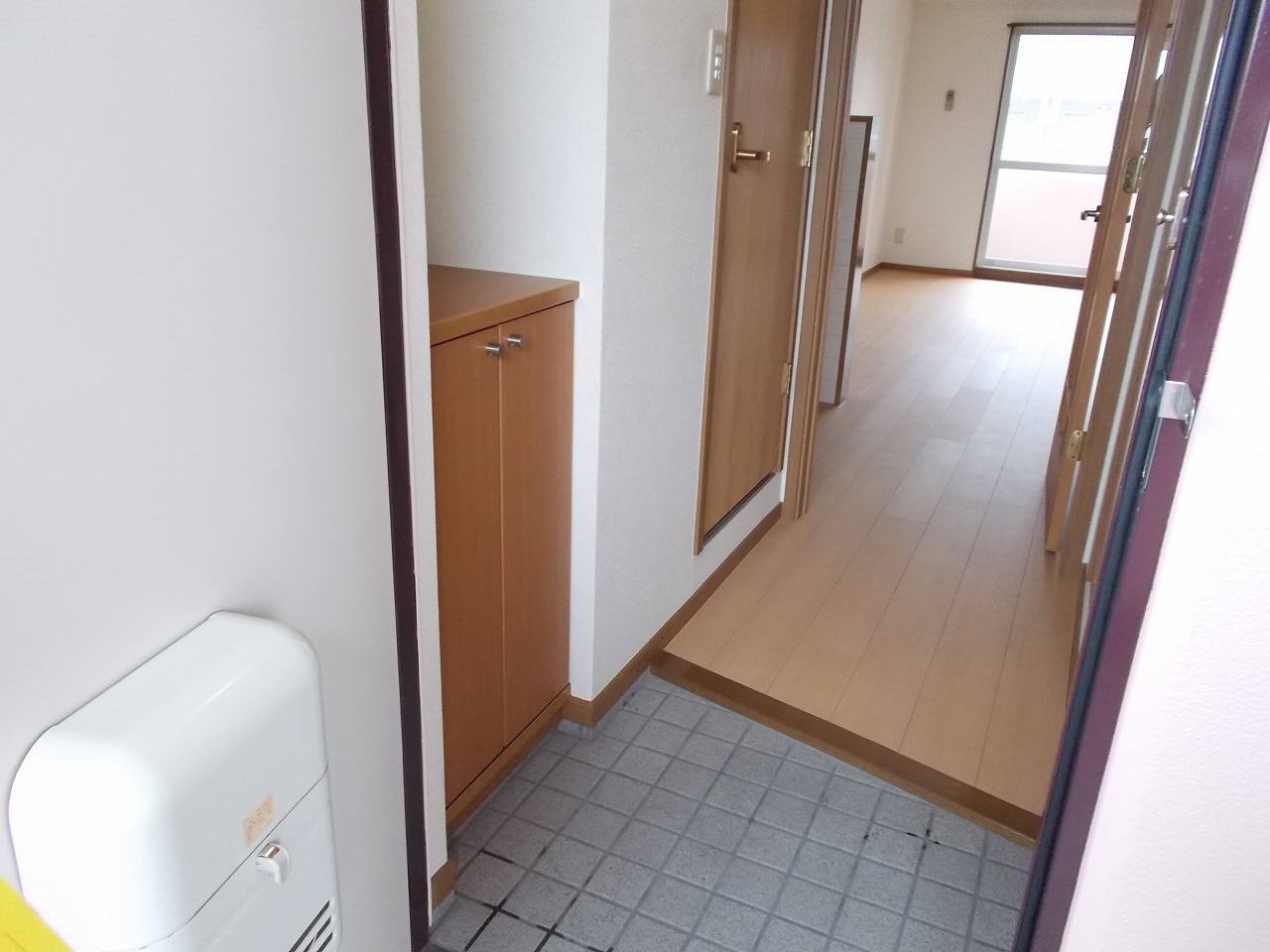 玄関　※同建物の別のお部屋の写真です。