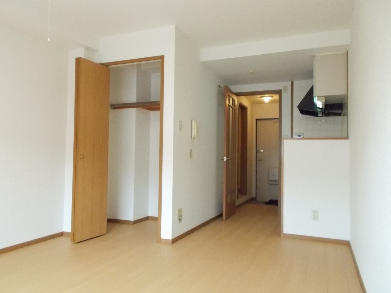居室・リビング　※同建物の別のお部屋の写真です。