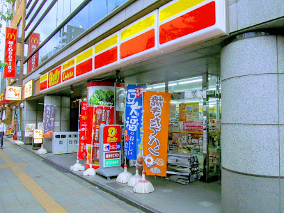 コンビニ　デイリーヤマザキ 台東蔵前駅前店（コンビニ）まで220m