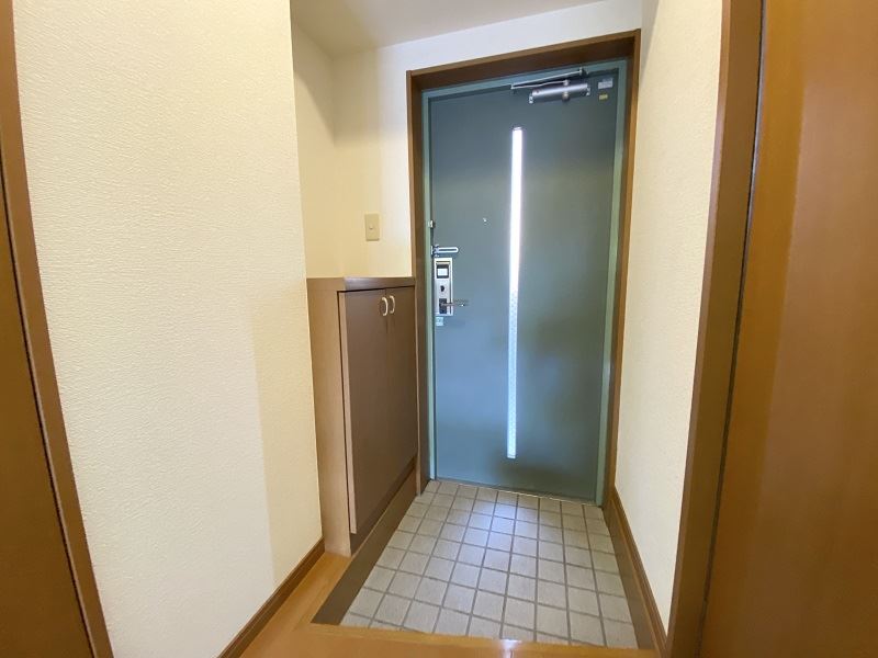 玄関　玄関はカードキーです
