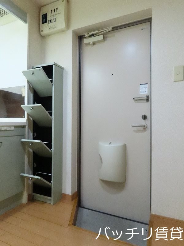 玄関　画像は同型タイプの為現状を優先致します。