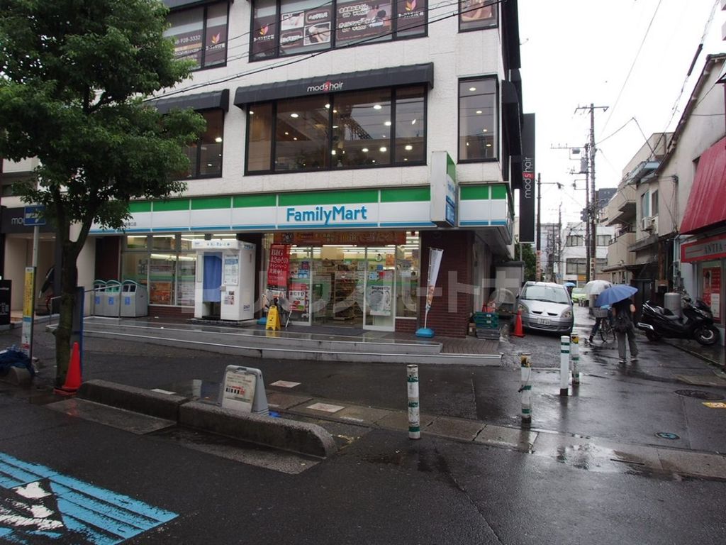 コンビニ　ファミリーマート草加駅東口店（コンビニ）まで200m