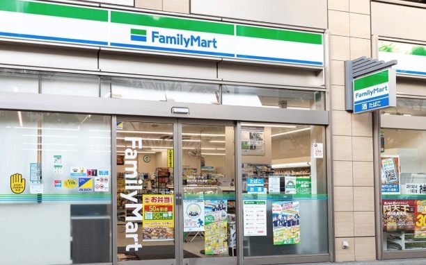 コンビニ　ファミリーマート港区白金プラザ店（コンビニ）まで396m
