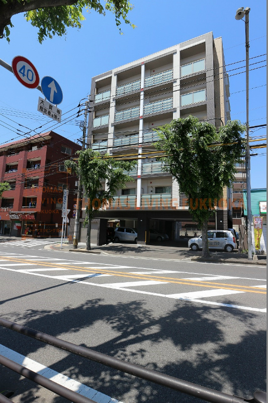 建物外観　目の前にドラッグストアがあります。
