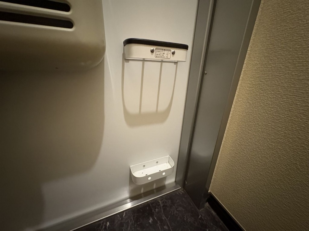 玄関　実際のお部屋と異なる場合がございます。