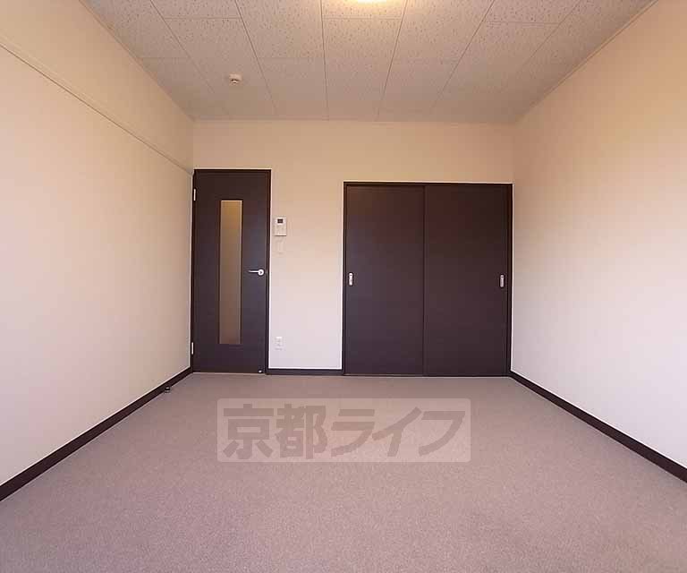 居室・リビング　南東窓のある洋室８．５帖です。