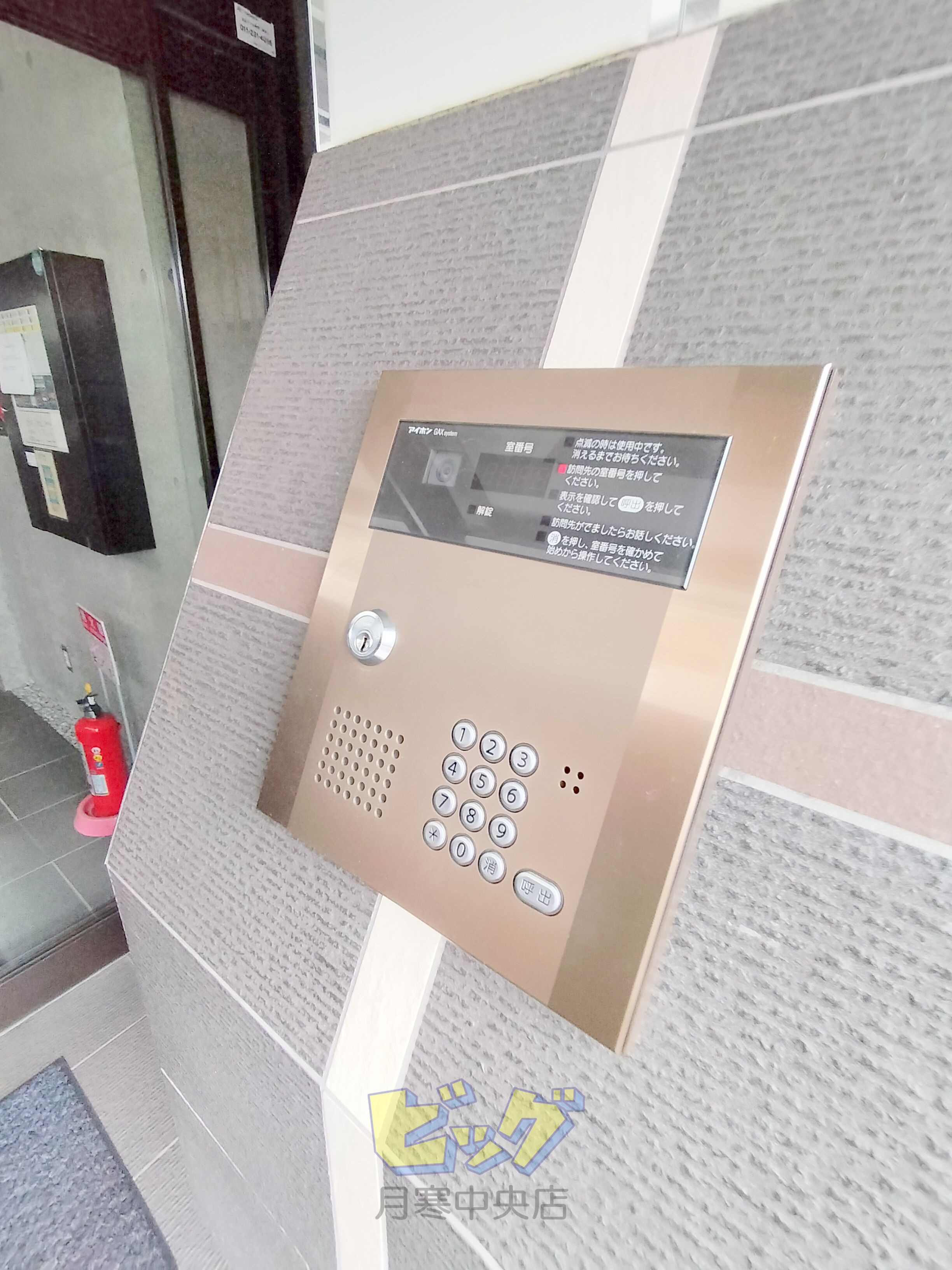 エントランス　オートロック、防犯カメラ設置済み♪