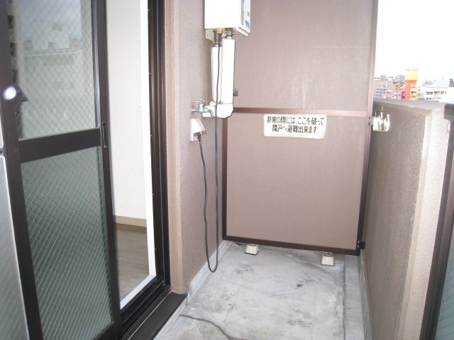 バルコニー　同物件、別号室のものです。