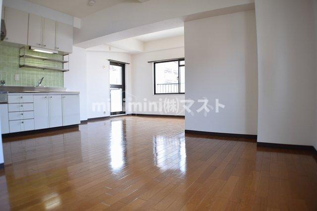 居室・リビング　同マンションの違うタイプのお部屋の写真です。