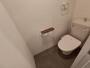トイレ　嬉しい温水洗浄便座付きのトイレです。