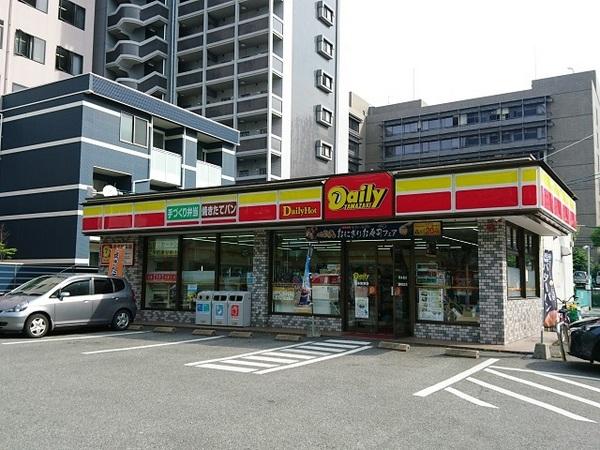 コンビニ　デイリーヤマザキ博多駅東店（コンビニ）まで137m