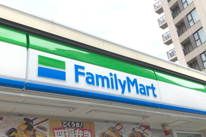 コンビニ　ファミリーマート（コンビニ）まで230m