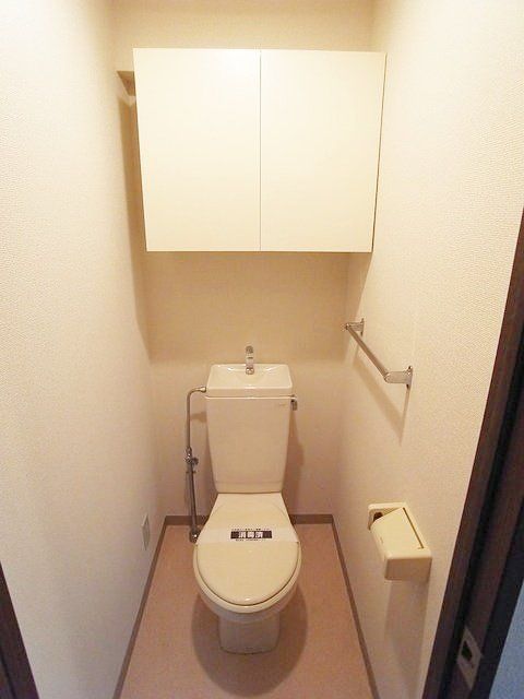 トイレ　棚に収納が出来ます