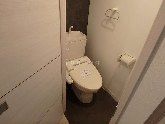 トイレ　嬉しい温水洗浄便座付きのトイレです。