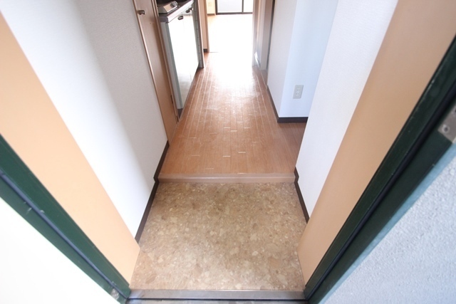 玄関　写真は違う号室です。