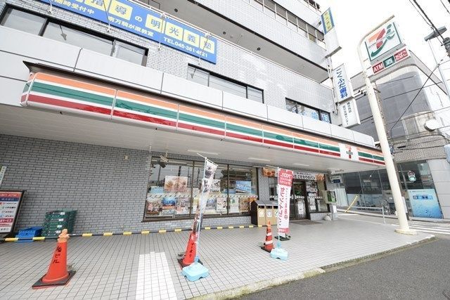 コンビニ　セブンイレブン横浜南万騎が原店（コンビニ）まで646m