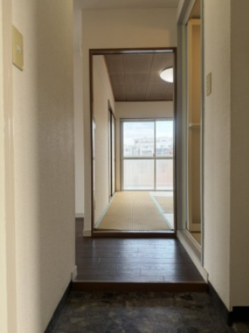 玄関　退去前につき別のお部屋の写真です