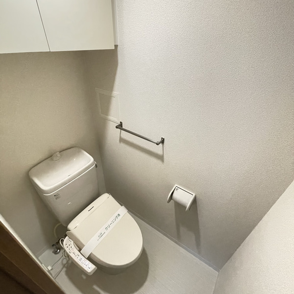 トイレ　落ち着いた色調のトイレです
